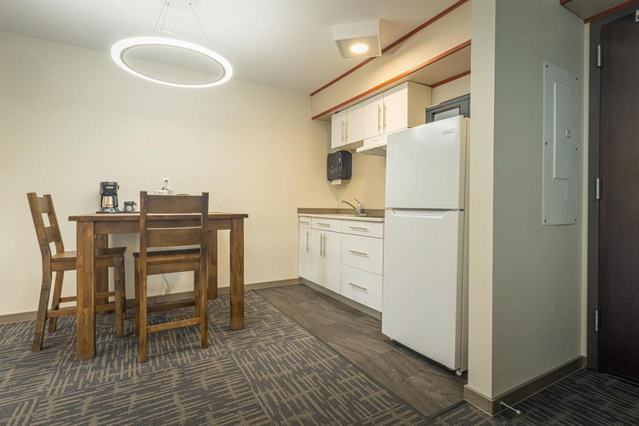 Quality Inn Sunshine Suites Терас Екстериор снимка