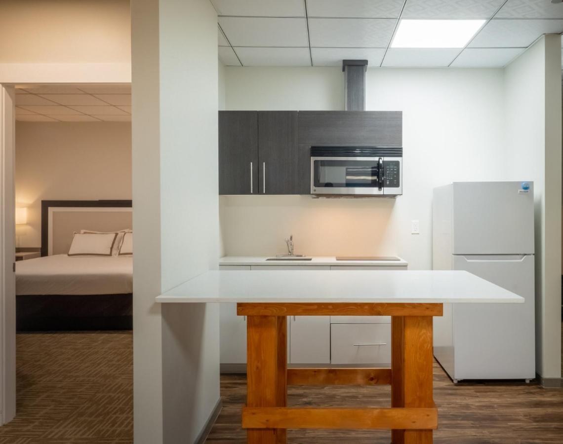 Quality Inn Sunshine Suites Терас Екстериор снимка