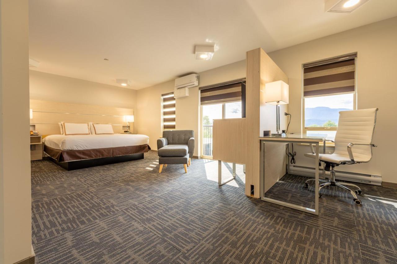 Quality Inn Sunshine Suites Терас Екстериор снимка