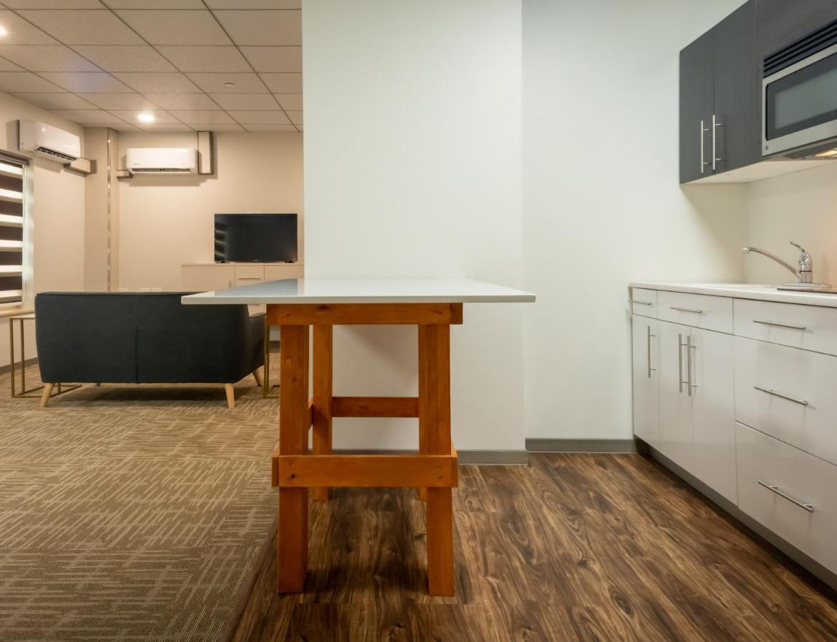 Quality Inn Sunshine Suites Терас Екстериор снимка
