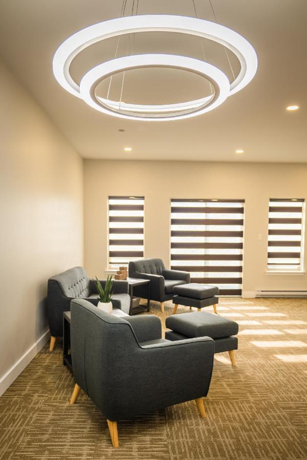 Quality Inn Sunshine Suites Терас Екстериор снимка