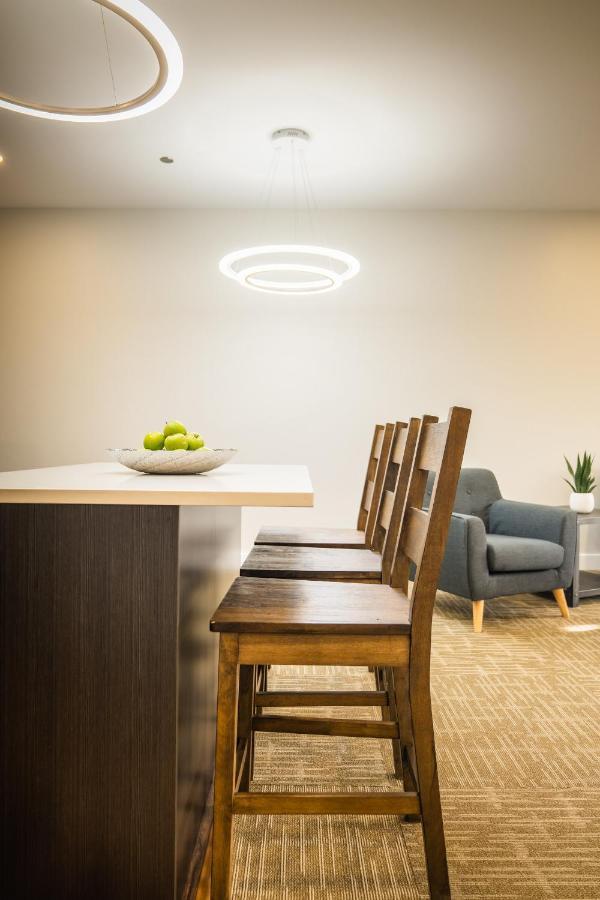 Quality Inn Sunshine Suites Терас Екстериор снимка