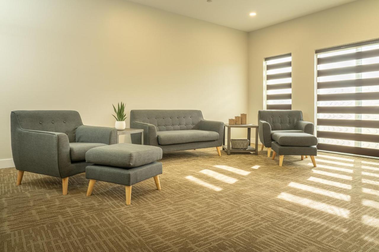 Quality Inn Sunshine Suites Терас Екстериор снимка