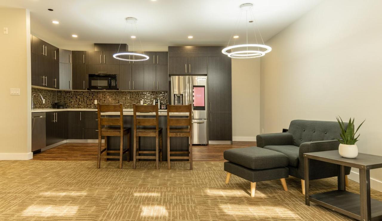 Quality Inn Sunshine Suites Терас Екстериор снимка