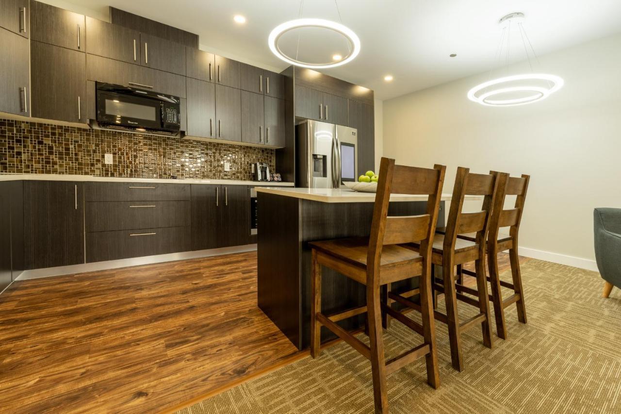 Quality Inn Sunshine Suites Терас Екстериор снимка