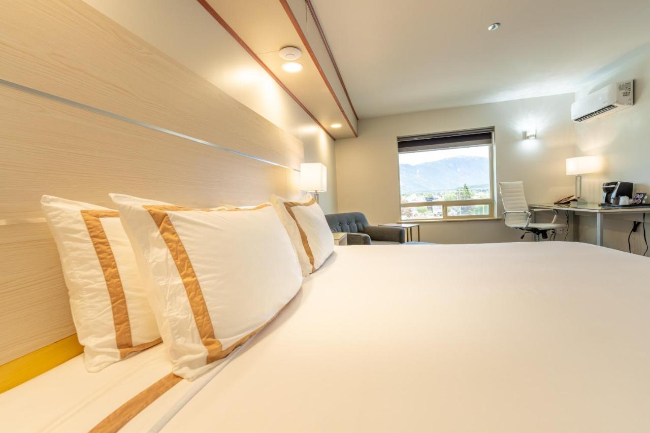 Quality Inn Sunshine Suites Терас Екстериор снимка
