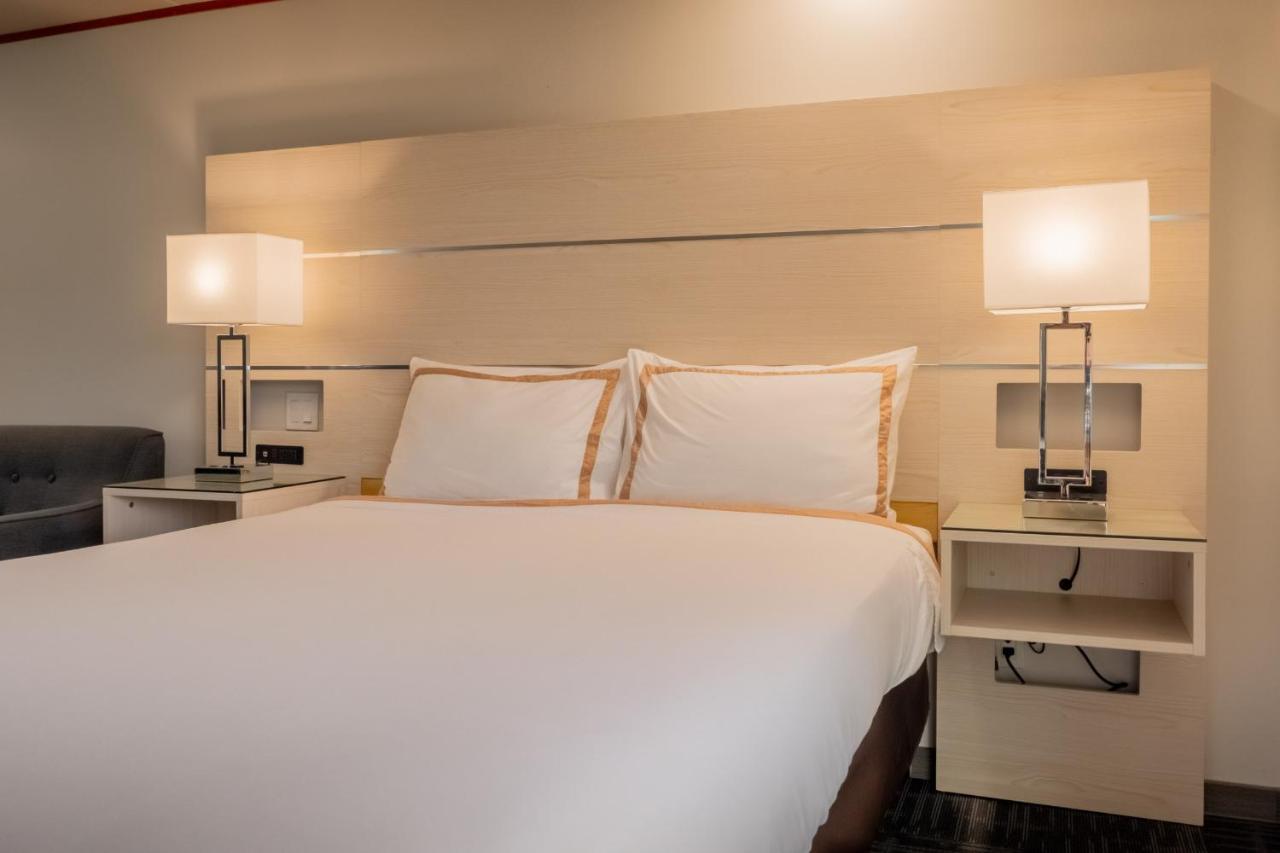Quality Inn Sunshine Suites Терас Екстериор снимка