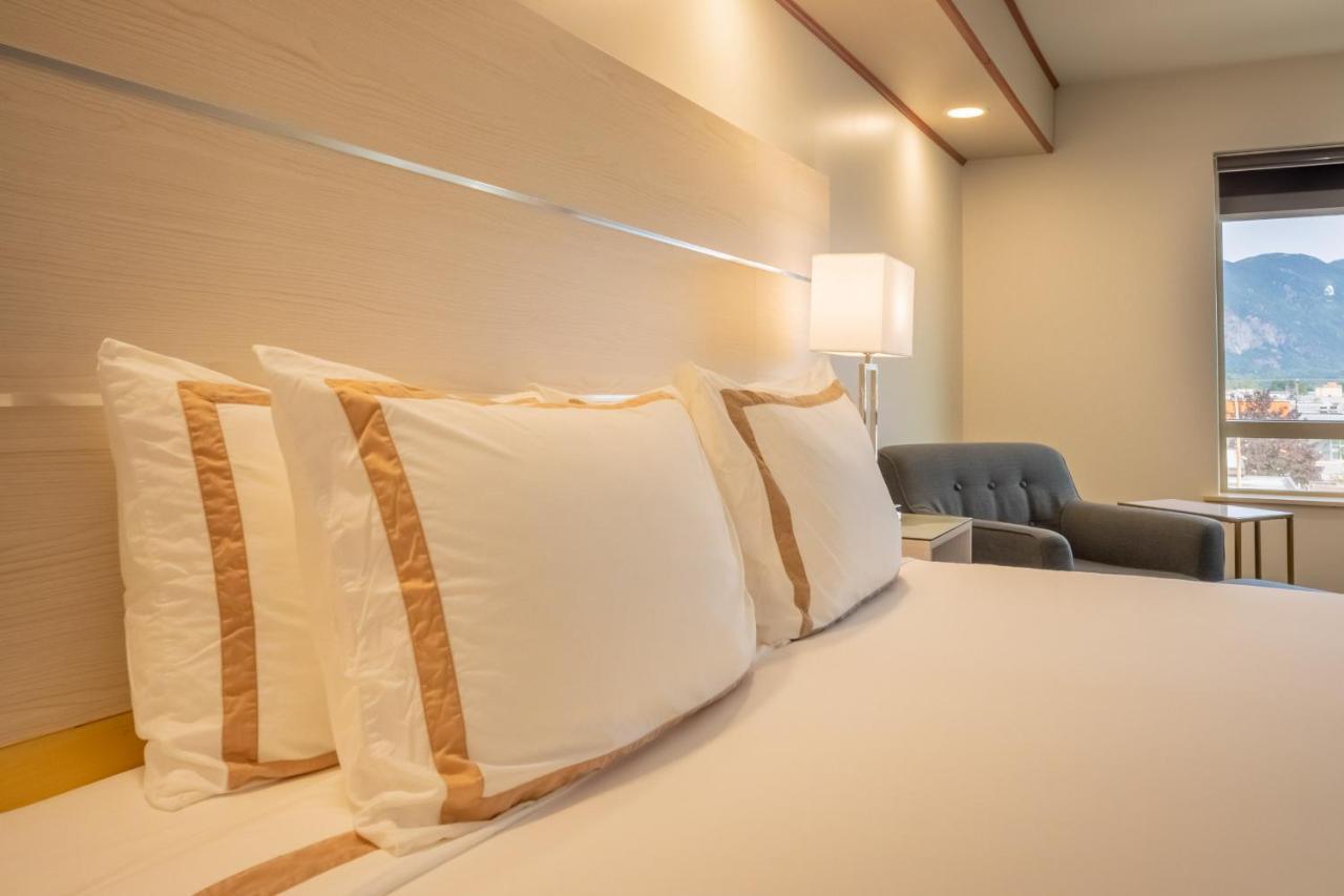 Quality Inn Sunshine Suites Терас Екстериор снимка