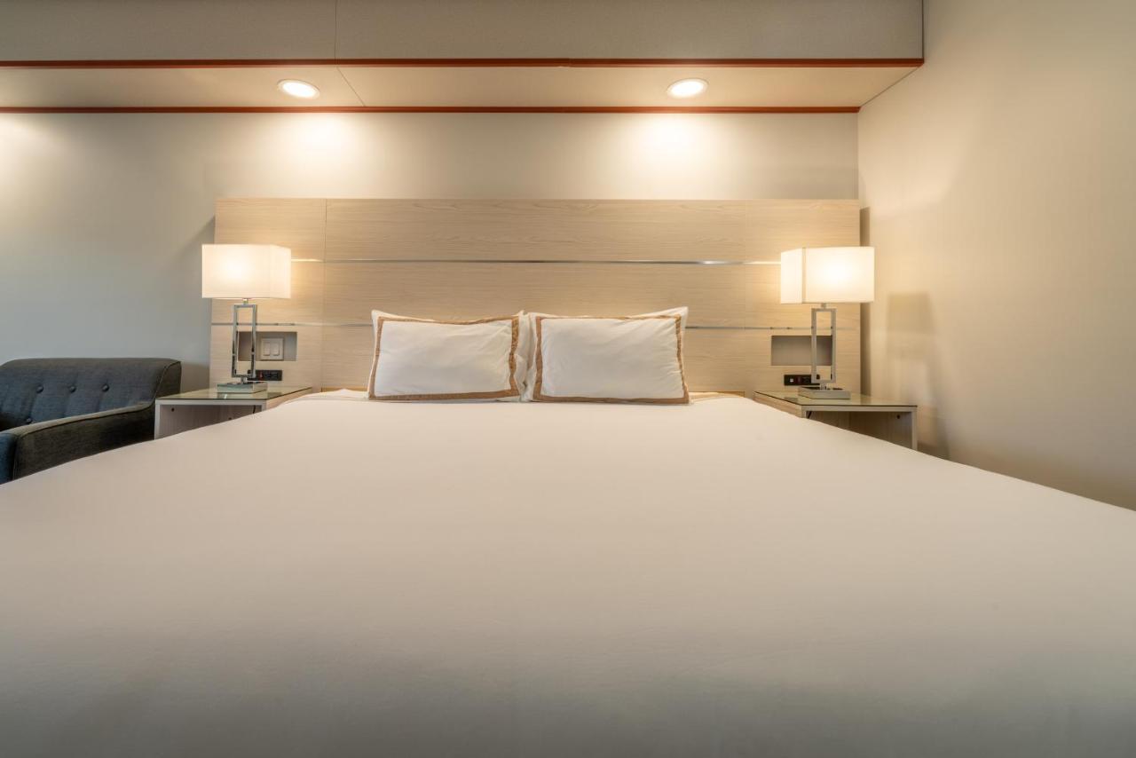 Quality Inn Sunshine Suites Терас Екстериор снимка