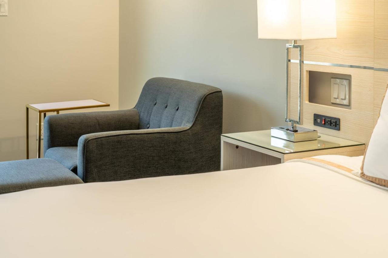 Quality Inn Sunshine Suites Терас Екстериор снимка
