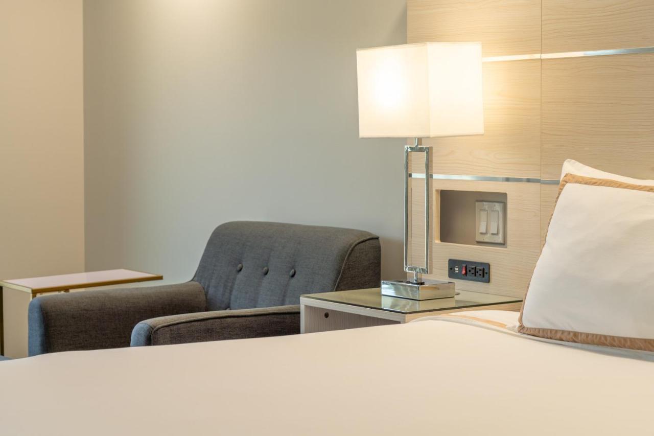 Quality Inn Sunshine Suites Терас Екстериор снимка