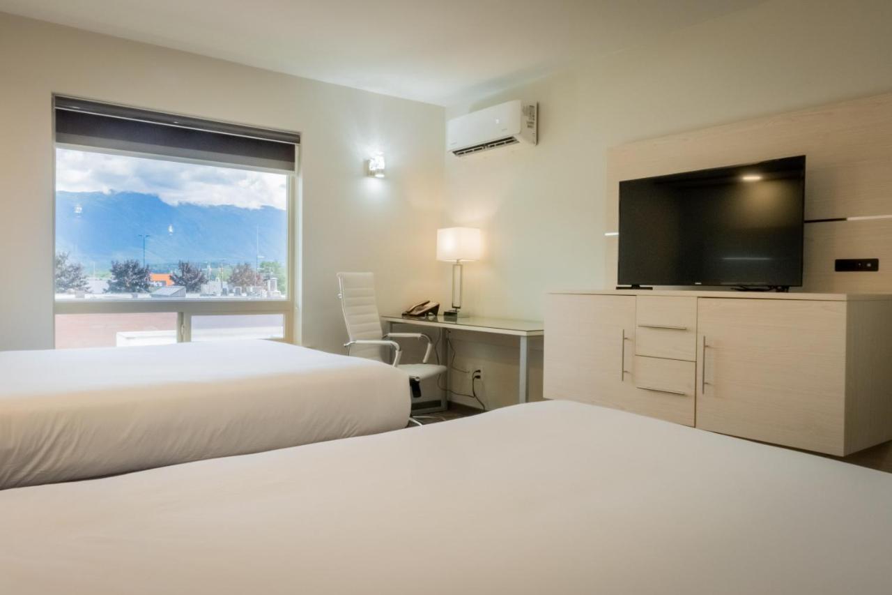 Quality Inn Sunshine Suites Терас Екстериор снимка