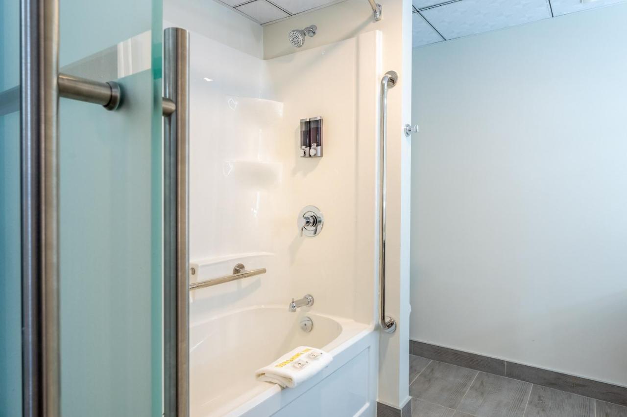 Quality Inn Sunshine Suites Терас Екстериор снимка