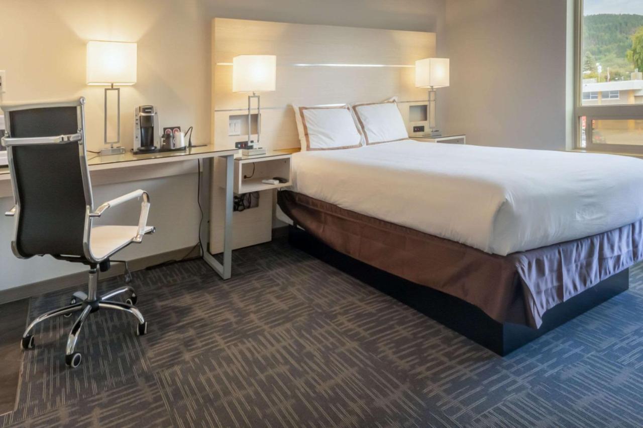 Quality Inn Sunshine Suites Терас Екстериор снимка