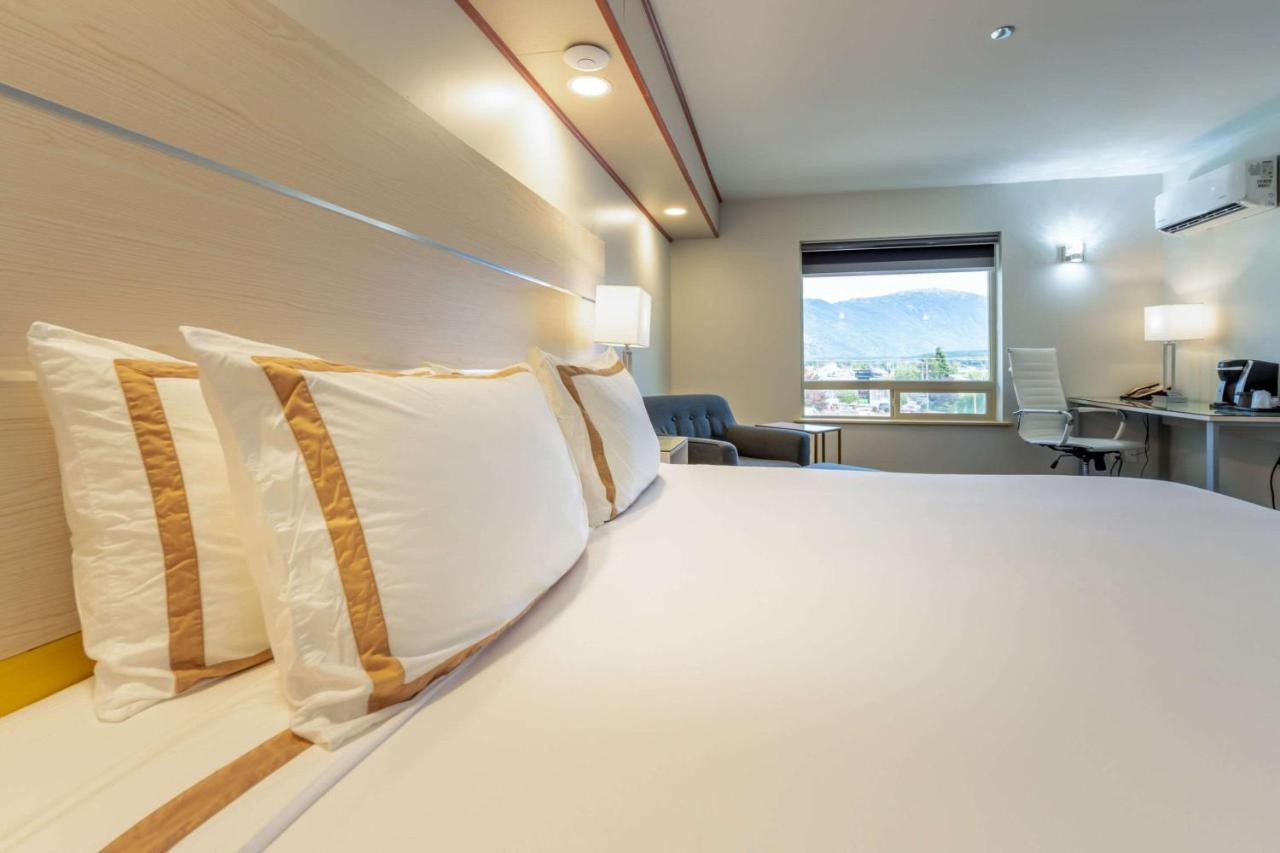 Quality Inn Sunshine Suites Терас Екстериор снимка