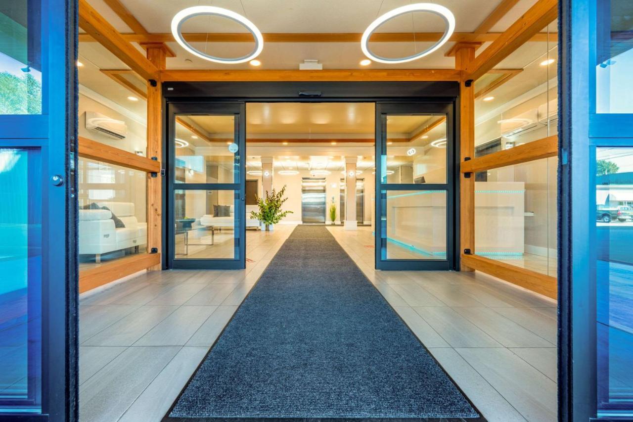 Quality Inn Sunshine Suites Терас Екстериор снимка