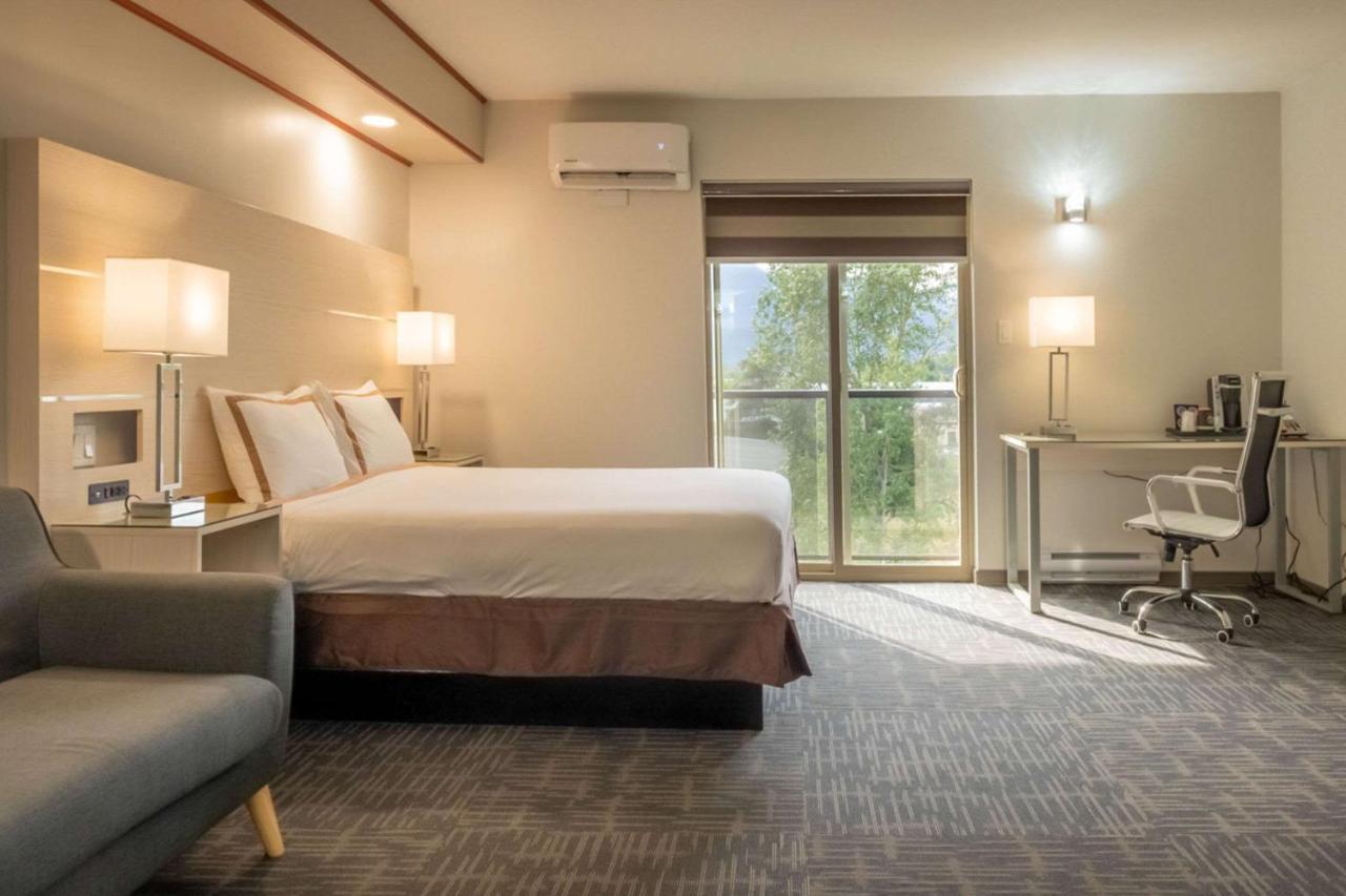 Quality Inn Sunshine Suites Терас Екстериор снимка