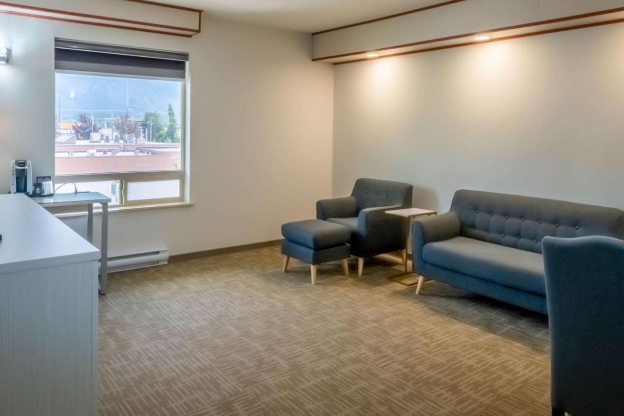 Quality Inn Sunshine Suites Терас Екстериор снимка