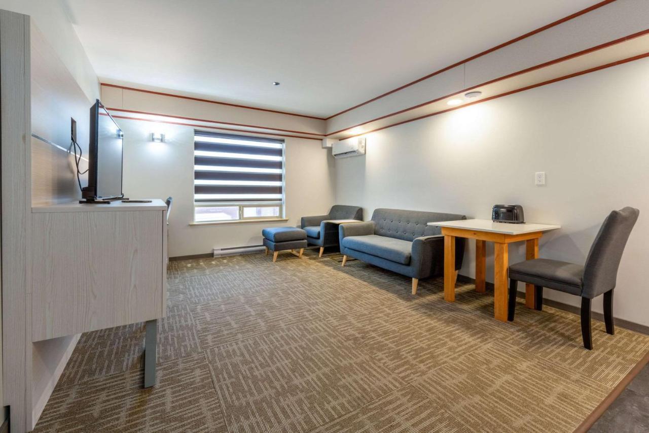 Quality Inn Sunshine Suites Терас Екстериор снимка