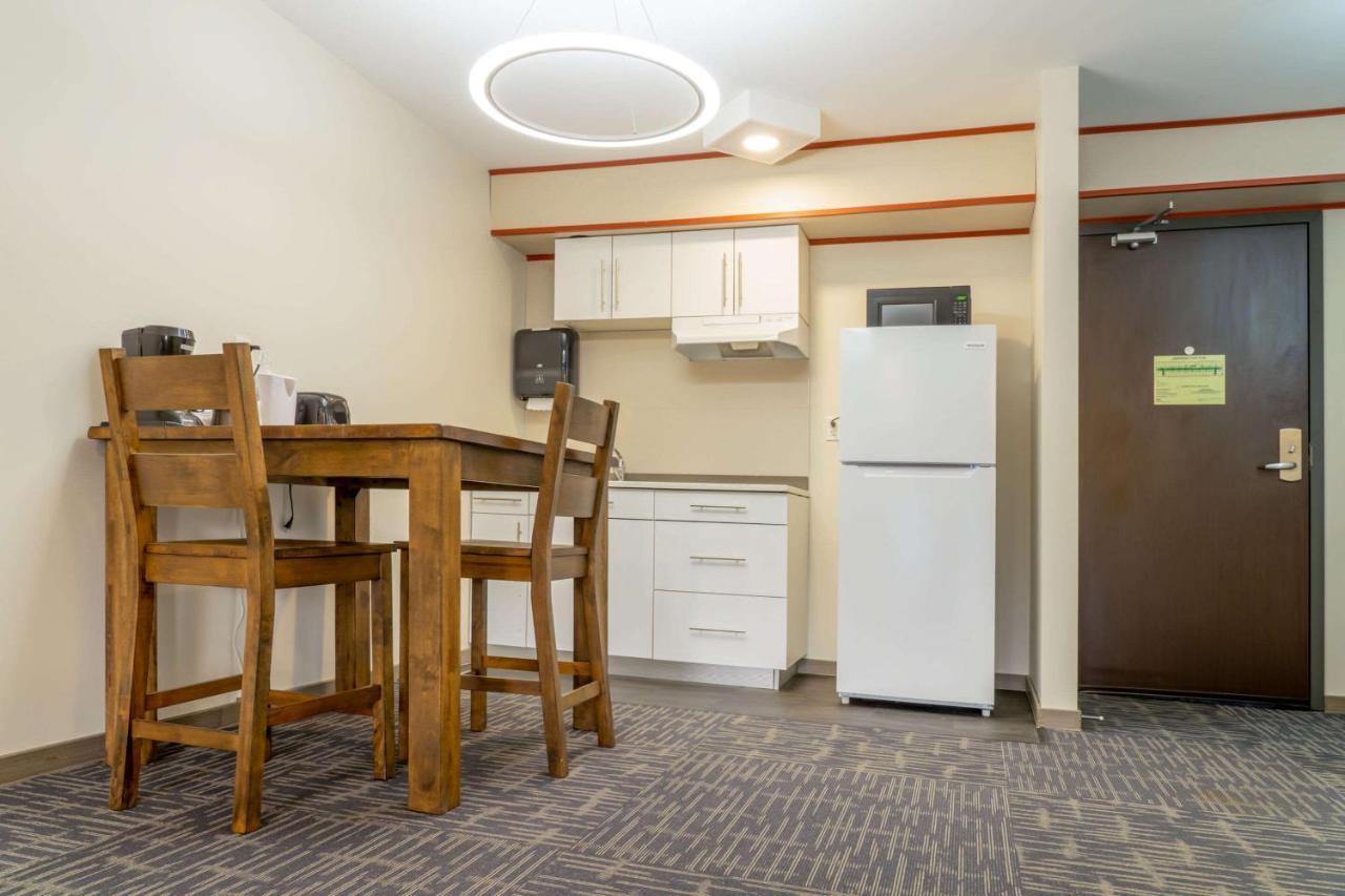 Quality Inn Sunshine Suites Терас Екстериор снимка