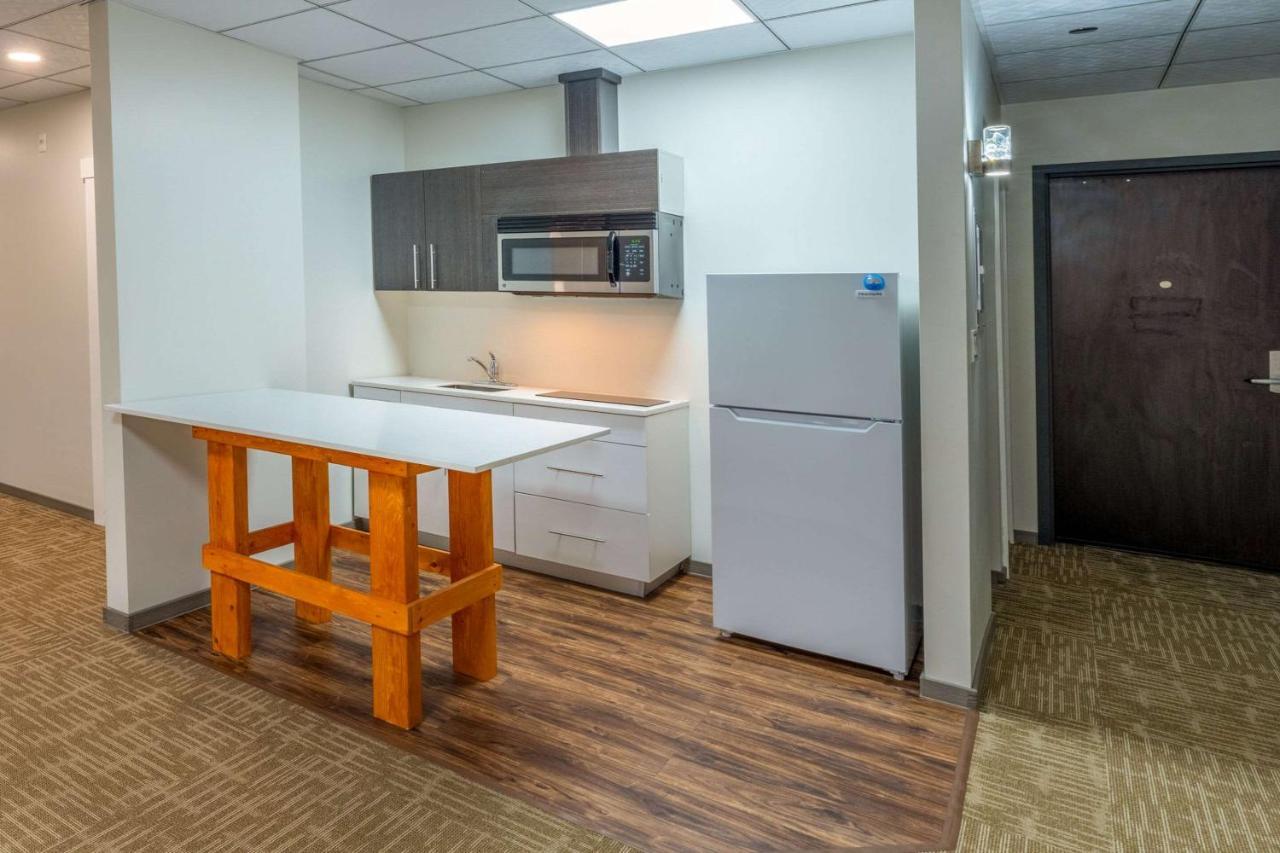Quality Inn Sunshine Suites Терас Екстериор снимка
