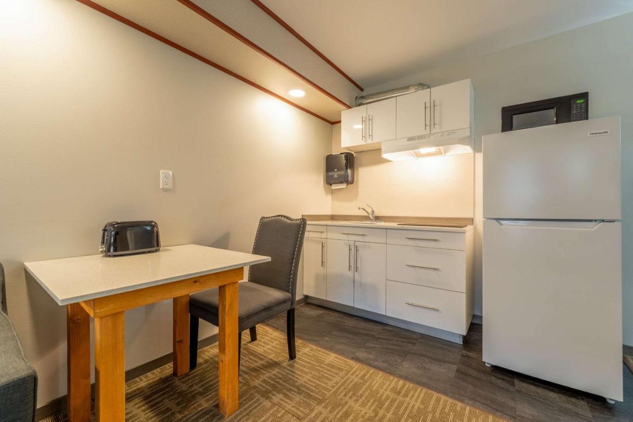 Quality Inn Sunshine Suites Терас Екстериор снимка