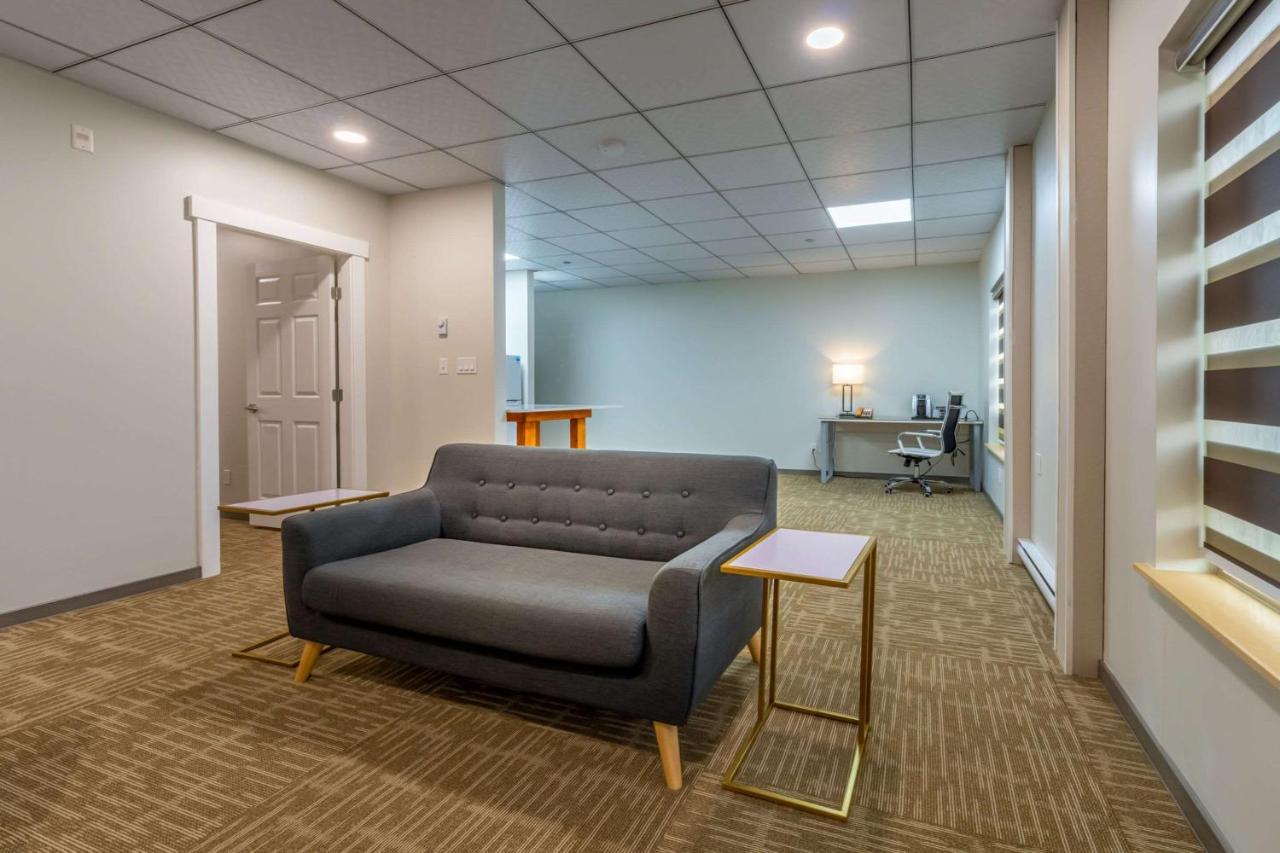 Quality Inn Sunshine Suites Терас Екстериор снимка