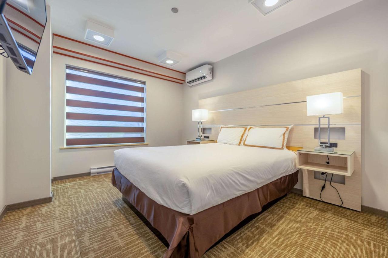 Quality Inn Sunshine Suites Терас Екстериор снимка